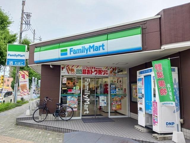 ファミリーマート：240m