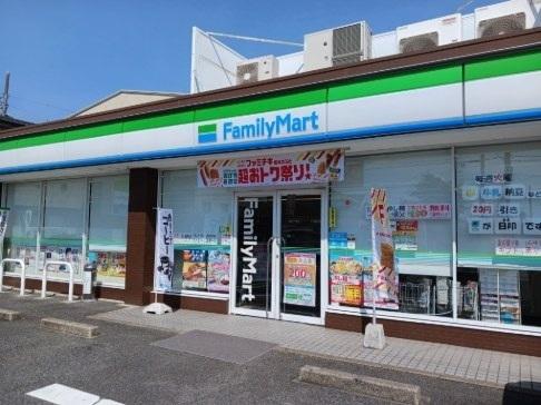 ファミリーマート：210m