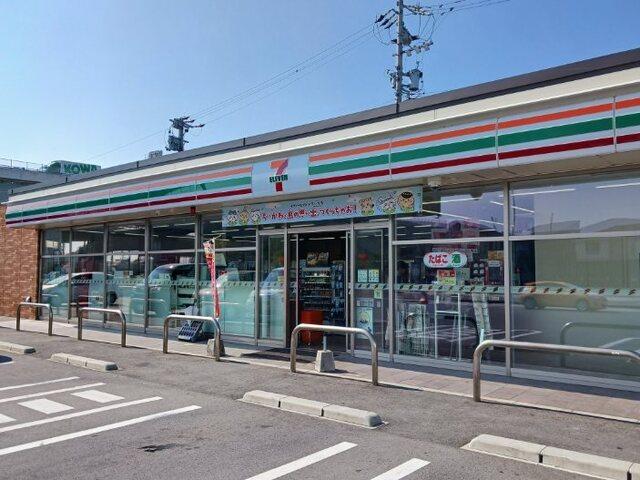 セブンイレブン：700m