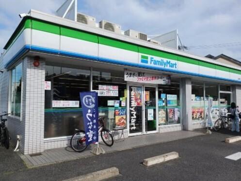 ファミリーマート：300m