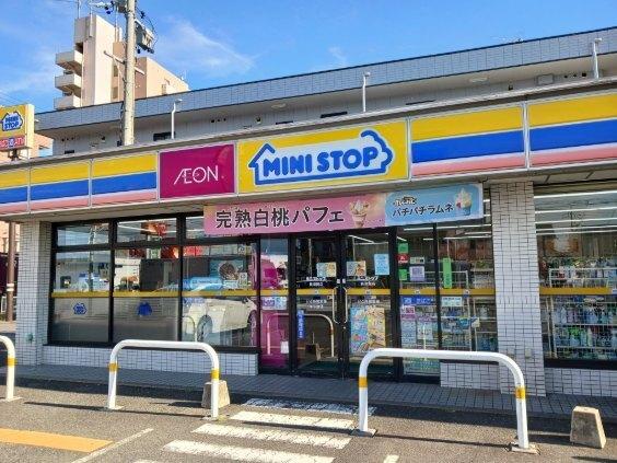 ファミリーマート：900m