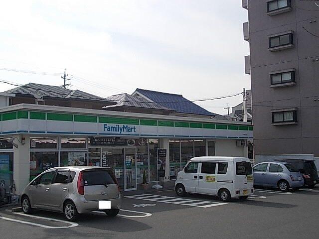 ファミリーマート：340m