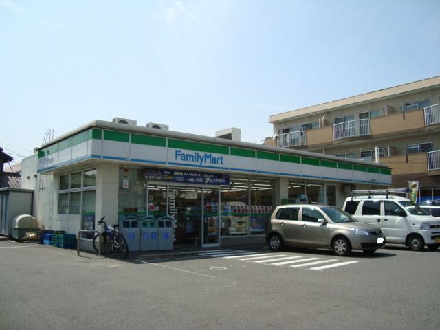 ファミリーマート港本宮町店：220m