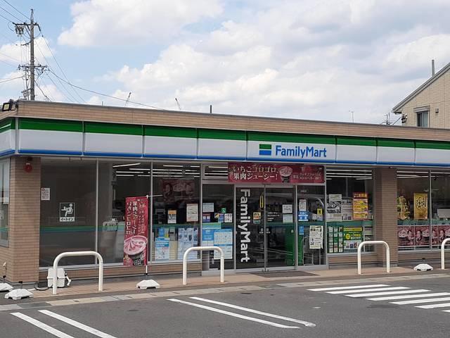ファミリーマート：699m
