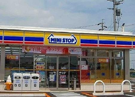 ミニストップ：850m