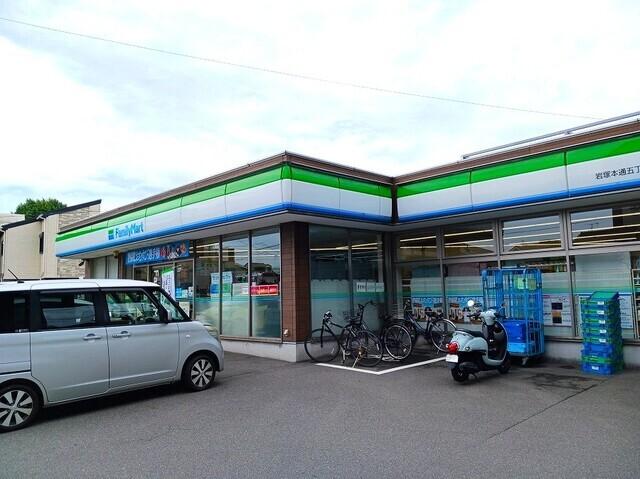 ファミリーマート：260m