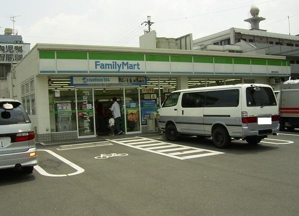 ファミリーマート：180m