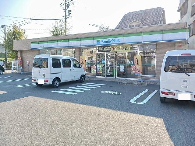 ファミリーマート中川ときわ店：180m