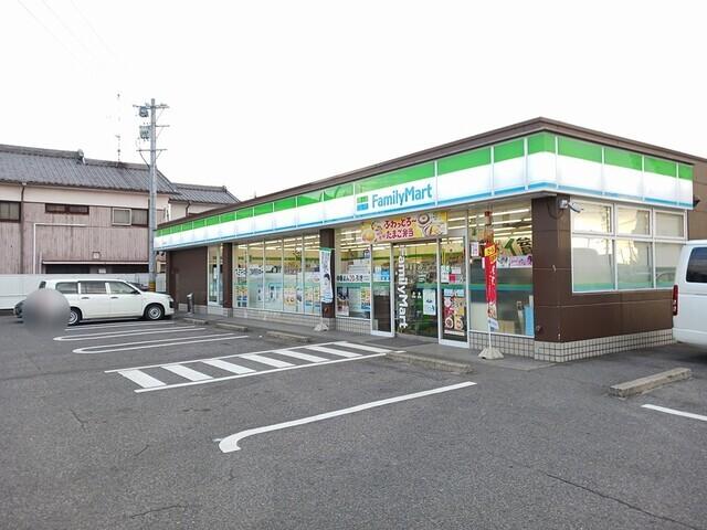 ファミリーマート：135m