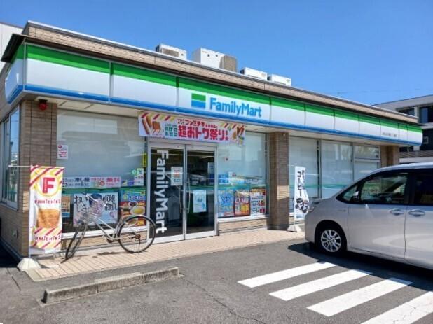 ファミリーマート：270m