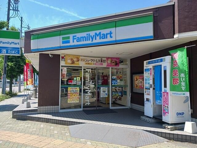 ファミリーマート：260m