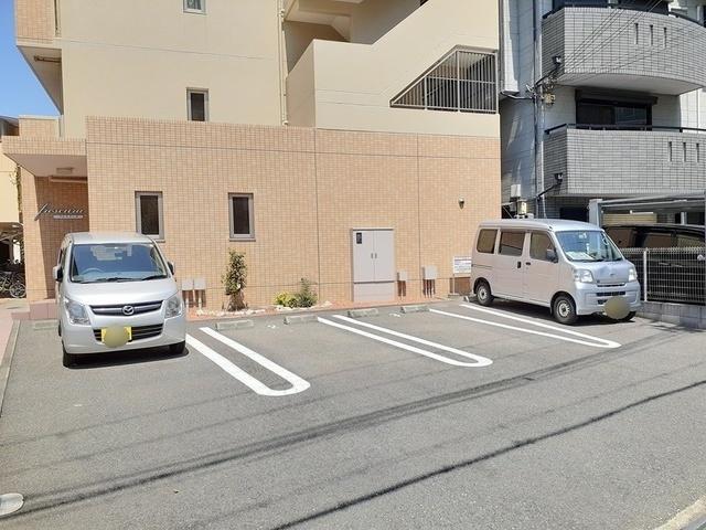 フレスクーラ（302） 駐車場