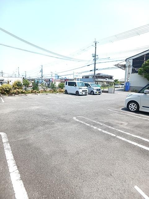 カーサ　イナバ（201） 駐車場