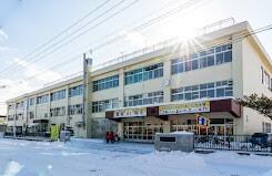 札幌市立本郷小学校：595m