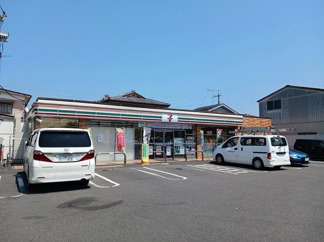 セブンイレブン下館駅南口店：300m