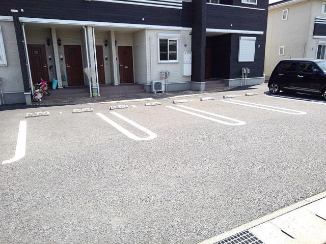 ラヴ・リッサⅣ（102） 駐車場