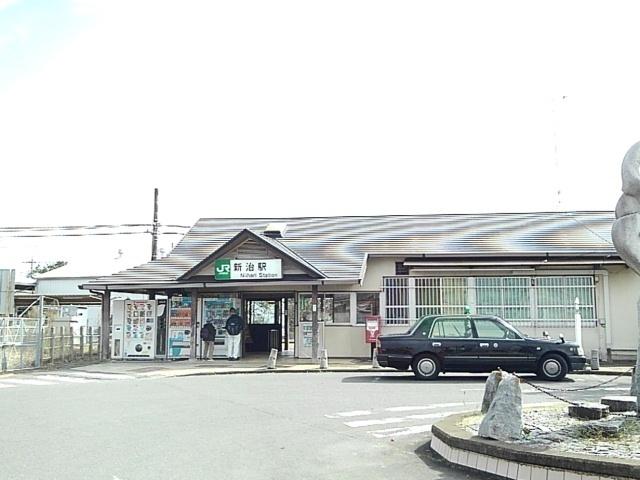 新治駅：500m