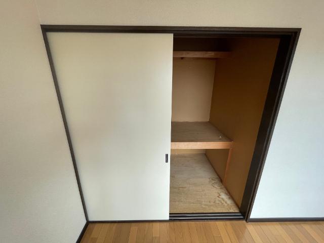 函館市港町アパート 収納