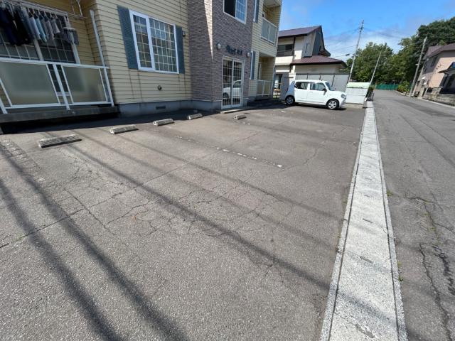 プリオール美原（202） 駐車場