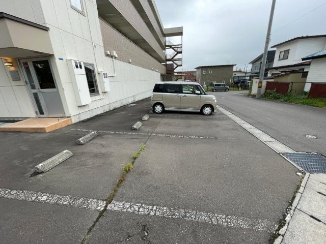 函館市桔梗アパート 駐車場