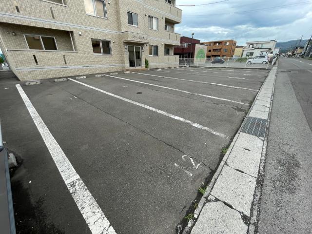 パティオ美原Ａ（301） 駐車場