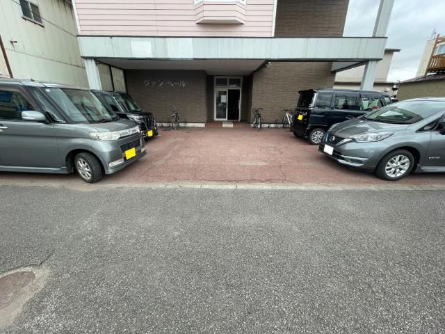 函館市亀田町アパート 駐車場