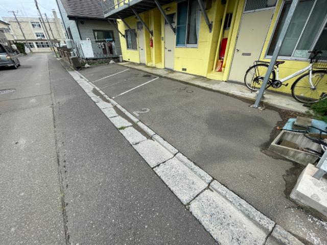 函館市富岡町アパート 駐車場