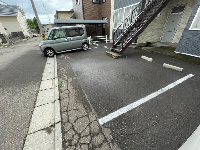 函館市日吉町アパート 駐車場
