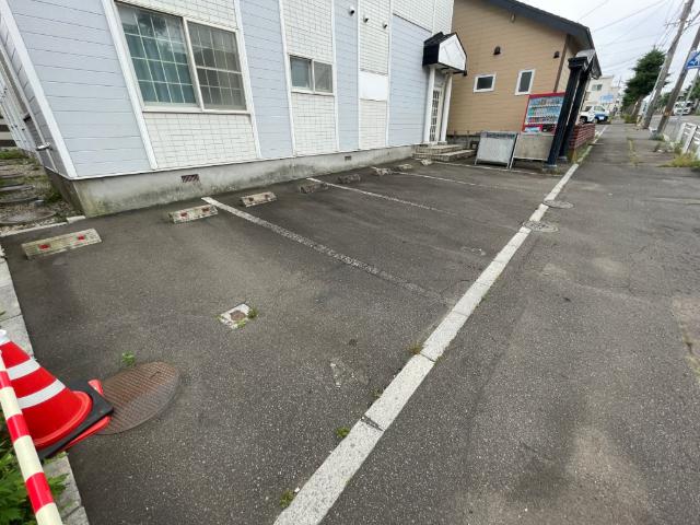 パレス深堀（204） 駐車場