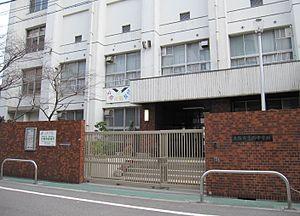 大阪市立南中学校：771m