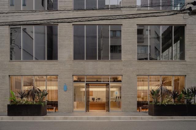BLUE　BOTTLE　COFFEE心斎橋カフェ：97m