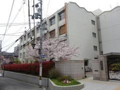 大阪市立上町中学校：435m