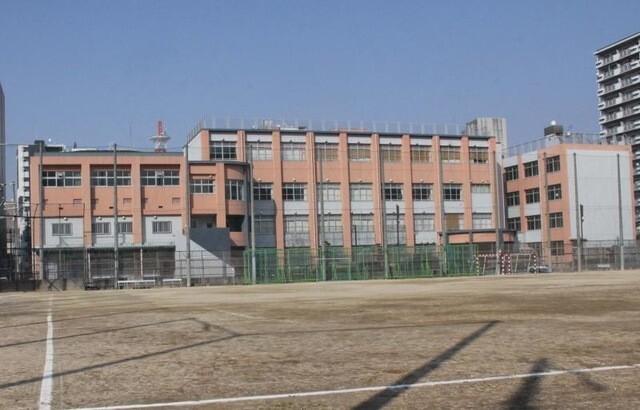大阪市立日本橋中学校：476m
