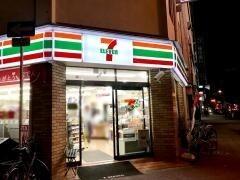 セブンイレブン大阪大国町駅南店：260m