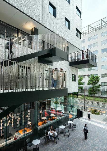 私立大手前大学大阪大手前キャンパス：663m