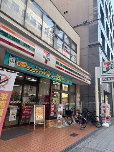 セブンイレブン南船場三休橋筋店：79m