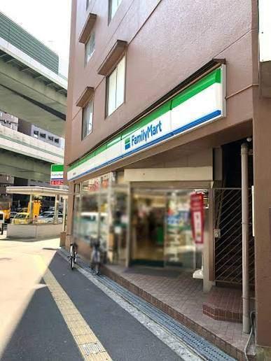 ファミリーマート阿波座駅前店：216m