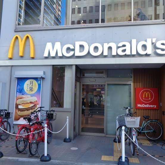 マクドナルド靱本町店：335m