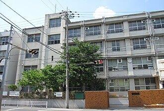 大阪市立八阪中学校：282m