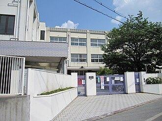 大阪市立海老江東小学校：180m