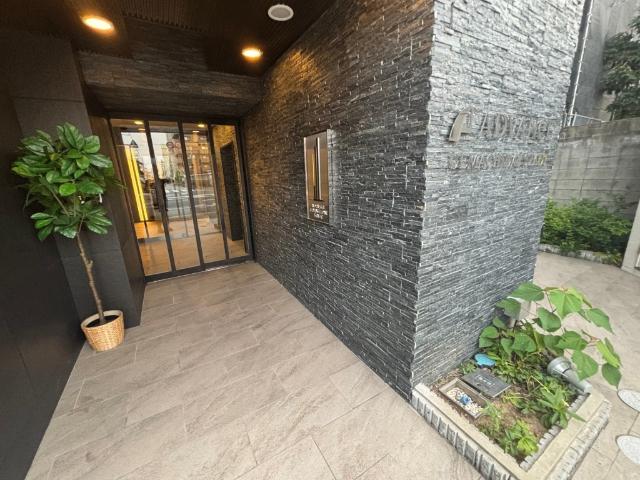 大阪市中央区上本町西マンション エントランス