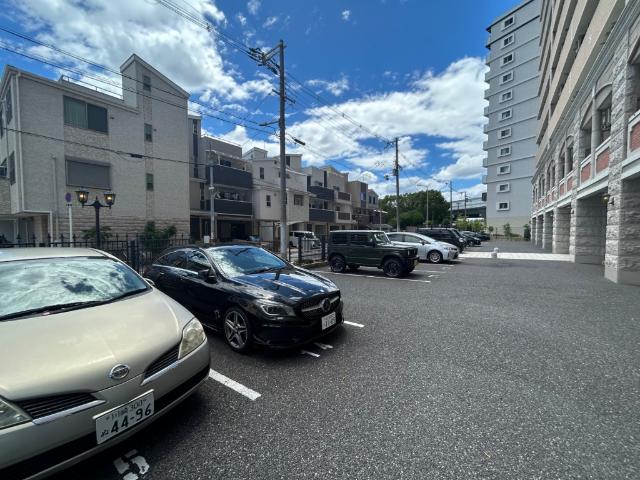 Luxe難波西3 駐車場