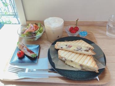 ホワイトソースのホットサンドのランチセット