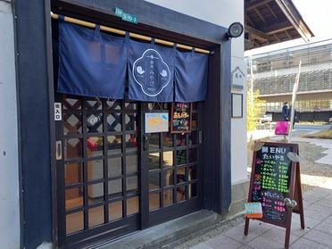 紺色ののれんが目印の入口