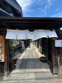 奥にお店があります