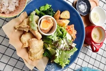 週替わりランチの鶏胸肉のフリッター風