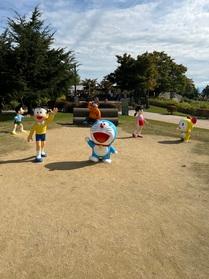 『ドラえもんの空き地』キャラクターと写真を撮れます