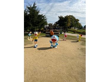 『ドラえもんの空き地』キャラクターと写真を撮れます