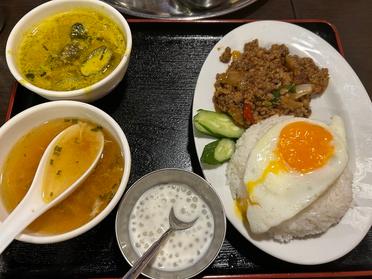 ガパオライスとグリーンカレーのセットランチです♪