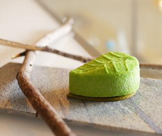 クロモジの木と、抹茶とユズをかけ合わせたケーキ